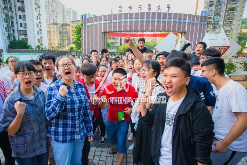 高考首日 重庆18万余名考生齐赴考场-人民图片网