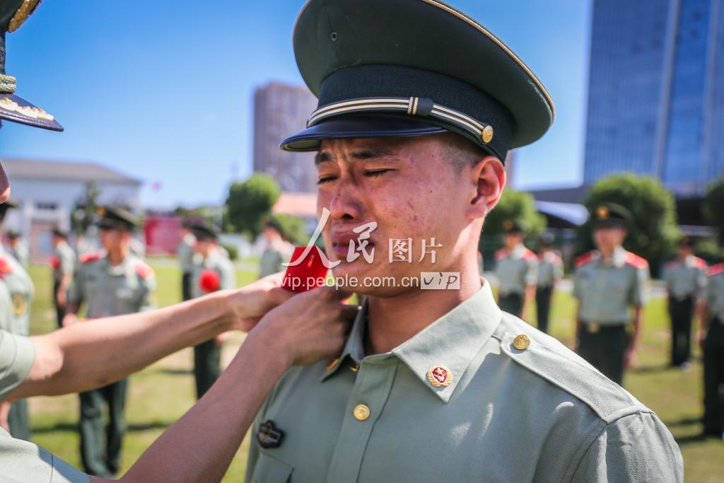 浙江宁波武警举行退伍老兵向军旗告别仪式-人民图片网