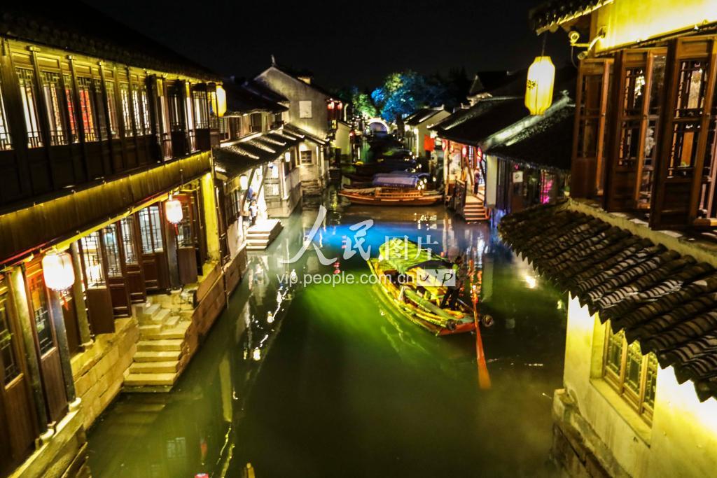 江苏苏州：周庄灯会流光溢彩-人民图片网