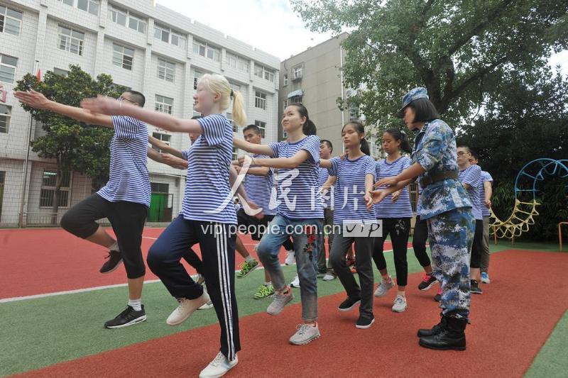 青岛:盲校新生的军训 上好开学第一课-人民图片网