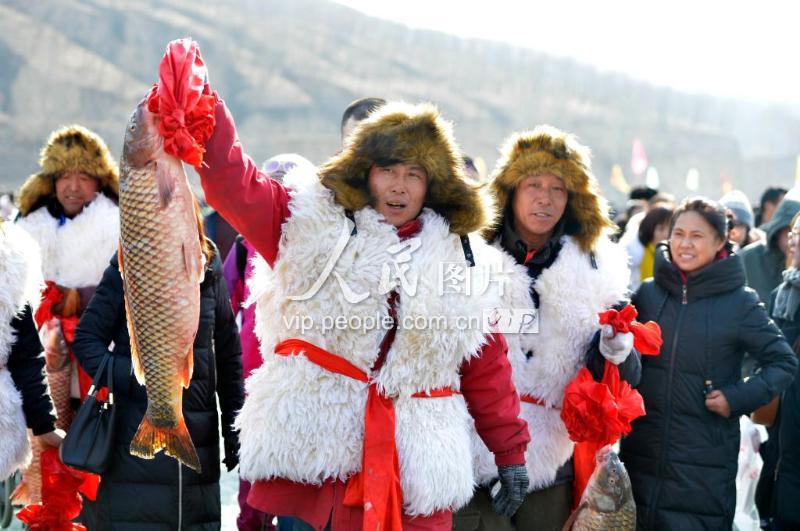 查干湖冬捕技艺在呼和浩特上演-人民图片网