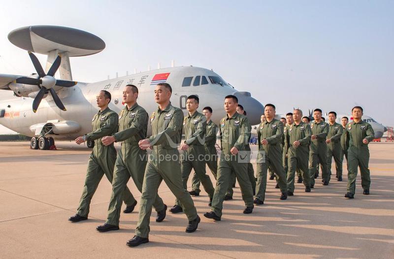 参加国庆70周年阅兵的海上巡逻机编队飞机员-人民图片网