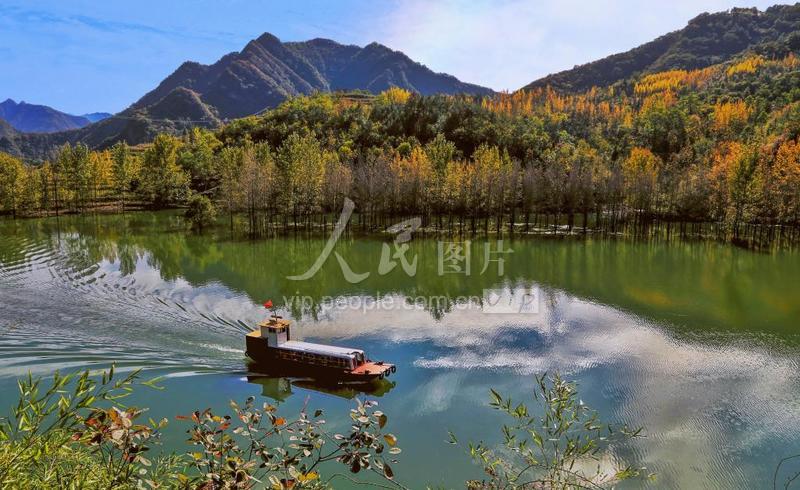 湖北襄阳:南河秋色美如画 游船宛如画中行