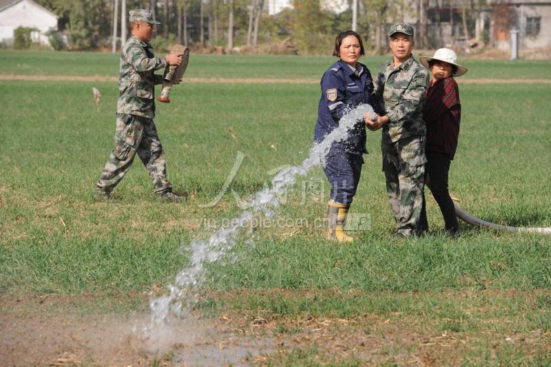 安徽阜阳:民兵为群众义务抗旱