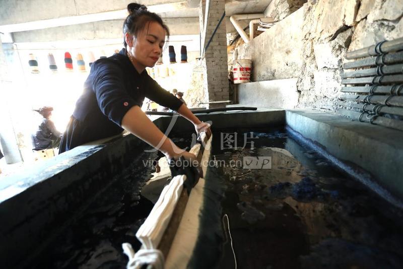 贵州榕江：多彩侗族土布织就多彩生活-人民图片网