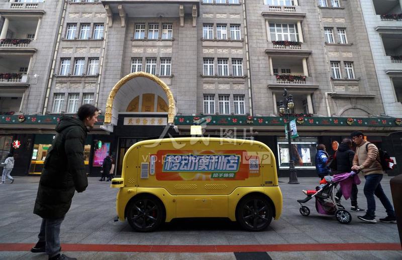 无人驾驶零售车亮相天津金街