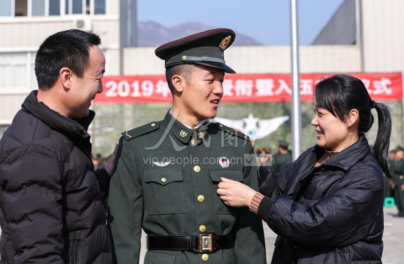 第72集团军某新兵旅:千余名新兵授予列兵军衔-人民图片网