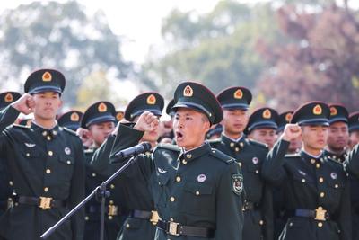 第72集团军某新兵旅:千余名新兵授予列兵军衔-人民图片网