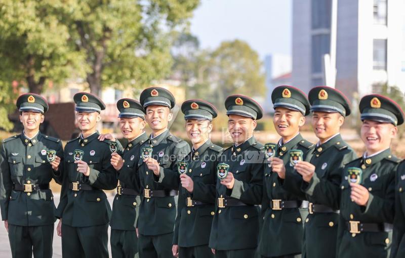 第72集团军某新兵旅:千余名新兵授予列兵军衔-人民图片网