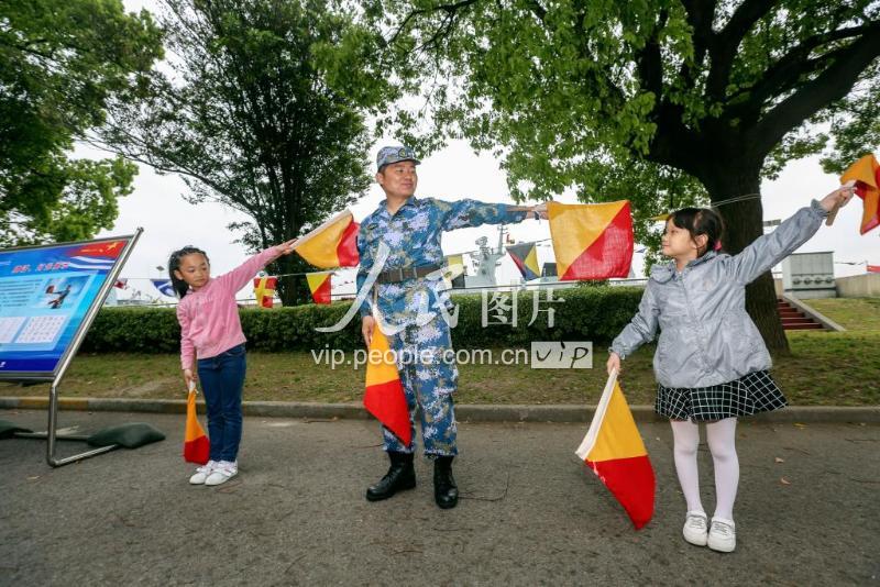 上海:各界民众登舰同庆人民海军成立70周年-人民图片网