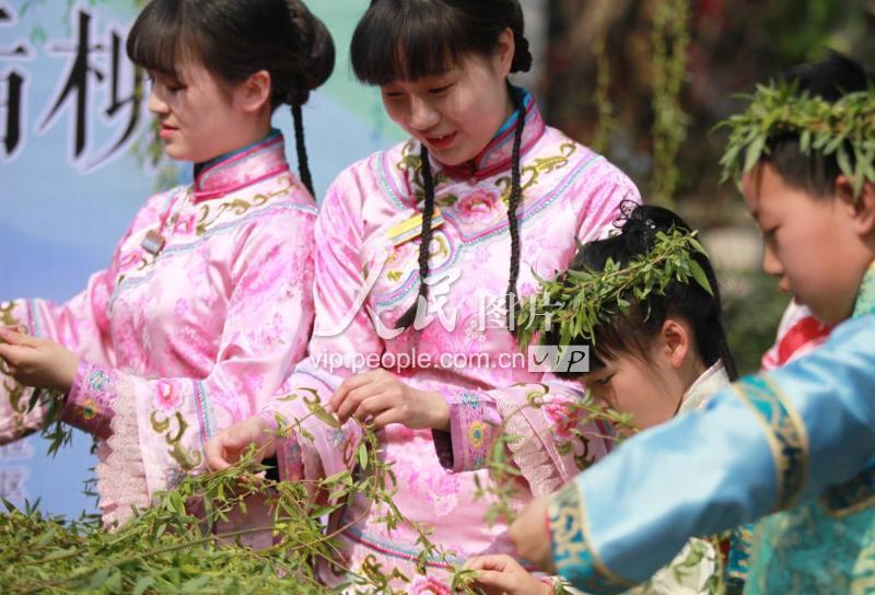 江苏扬州:“插柳戴柳”迎清明-人民图片网