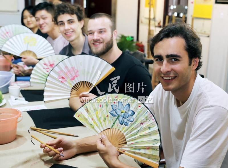 江苏苏州：悉尼大学生体验苏扇艺术-人民图片网