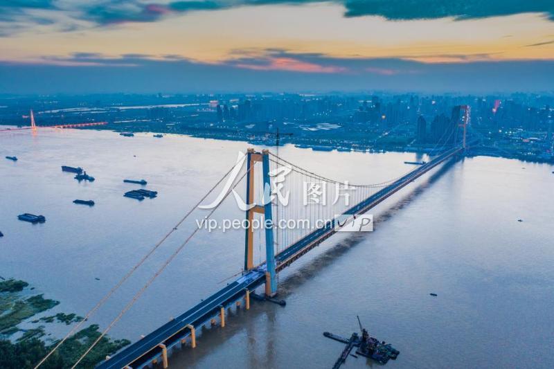 湖北武汉:杨泗港长江大桥施工忙-人民图片网