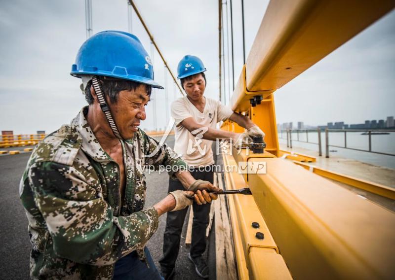 湖北武汉:杨泗港长江大桥施工忙-人民图片网