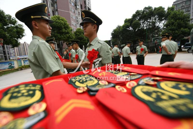 湖南武警退伍老兵依依不舍告别军旅-人民图片网