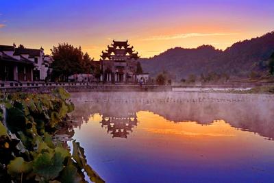 2019年9月24日,安徽黄山,在黟县西递古村明镜湖拍摄的绚丽朝霞.
