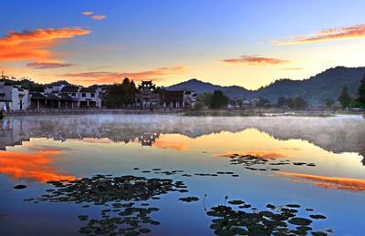 2019年9月24日,安徽黄山,在黟县西递古村明镜湖拍摄的绚丽朝霞.