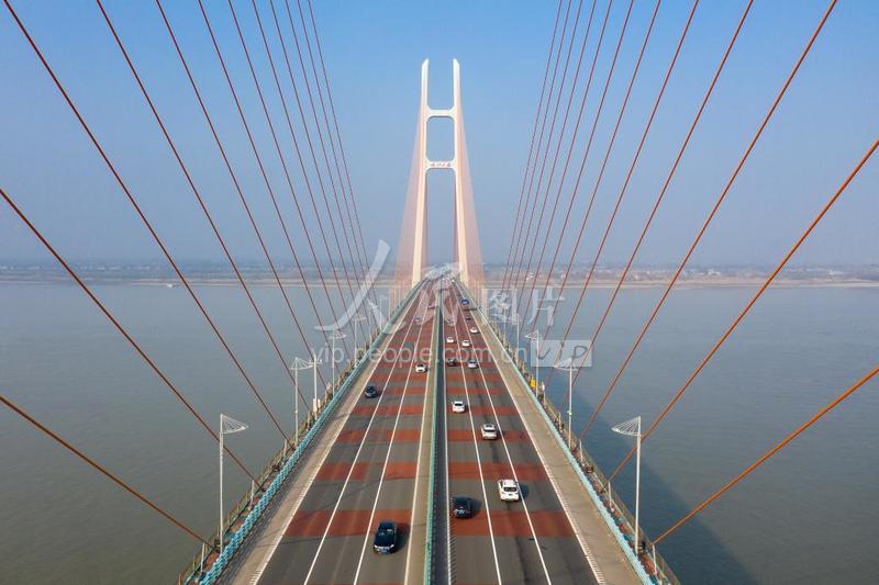 航拍九江长江二桥 返乡车流过长江