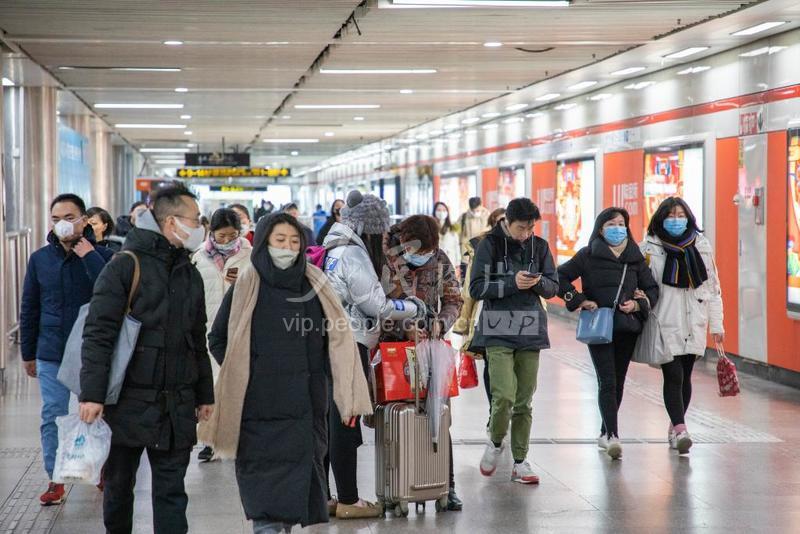 上海:市民戴口罩出行 防范新型冠状病毒肺炎