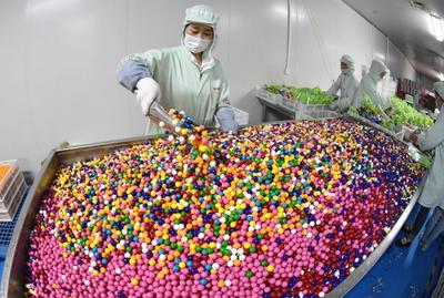 江苏连云港:出口糖果生产忙