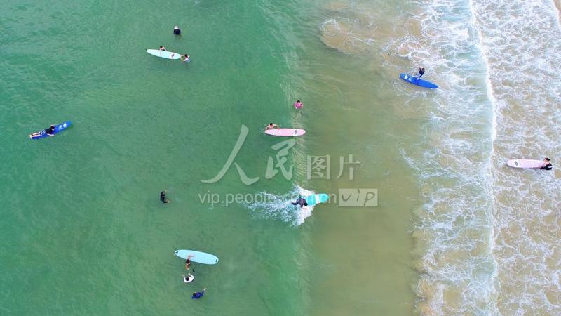 海南万宁:日月湾冲浪-人民图片网
