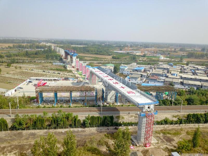 鲁南高铁菏兰段跨京九铁路连续梁成功转体