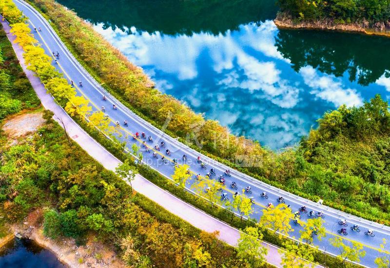 杭州:环千岛湖公路自行车赛开赛
