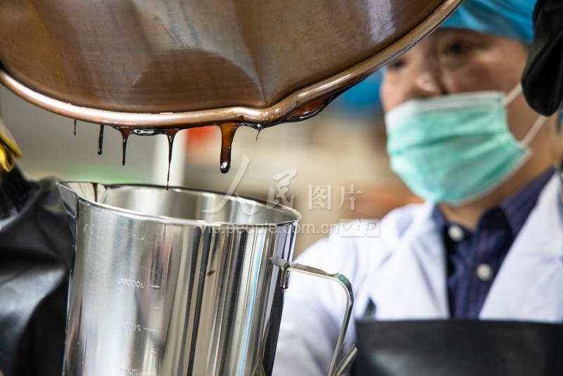 江苏镇江:秋季膏方熬制忙-人民图片网