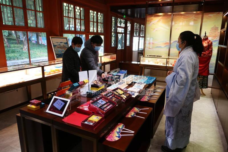 北京:颐和园文创产品受游客追捧-人民图片网