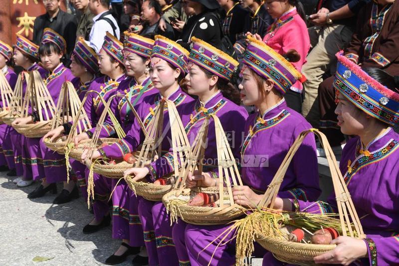 广西罗城:仫佬族同胞欢度依饭节