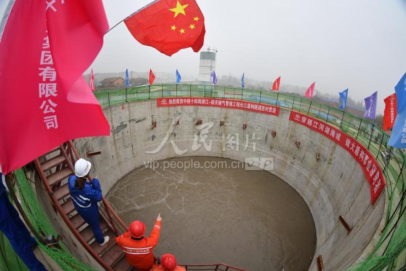 湖北监利:潜江——韶关输气管道工程胜利穿越长江-人民图片网