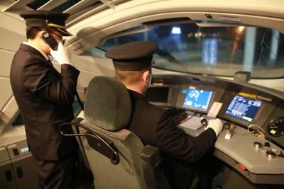 重庆:探访高铁"扫雷车" 暗夜里开辟安全通道