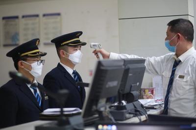 重庆:探访高铁"扫雷车" 暗夜里开辟安全通道