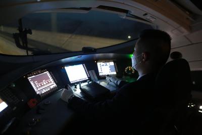 重庆:探访高铁"扫雷车" 暗夜里开辟安全通道