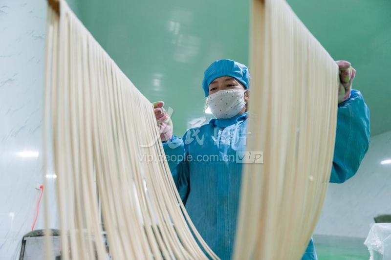 甘肃酒泉:手工挂面制作忙-人民图片网