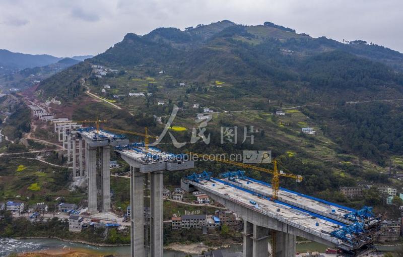 渝黔高速公路扩能工程松坎河大桥施工忙
