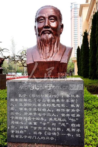 山东青岛:文化名人塑像