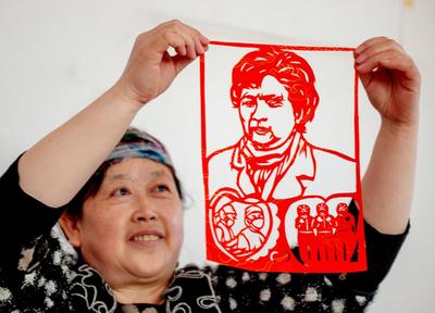 山西左权剪纸艺人巧手剪出白衣英雄像