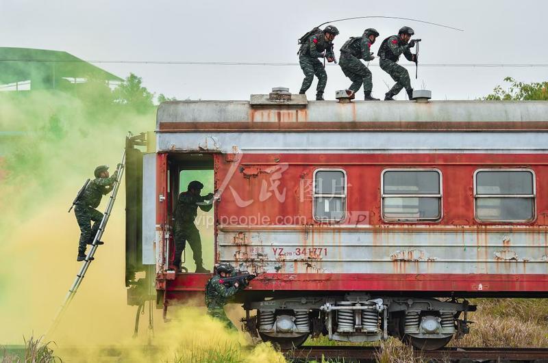 重庆武警：反恐实战化演训-人民图片网