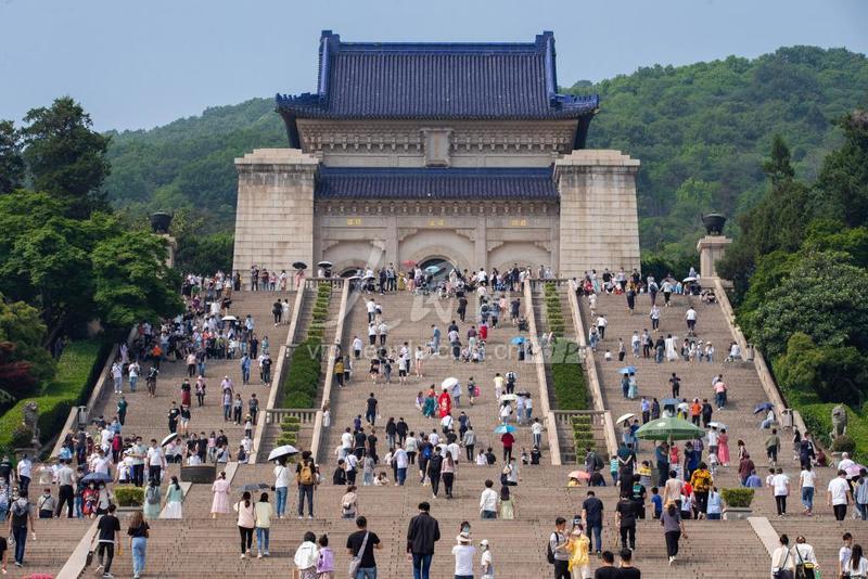 "五一"假期南京中山陵景区游客络绎不绝