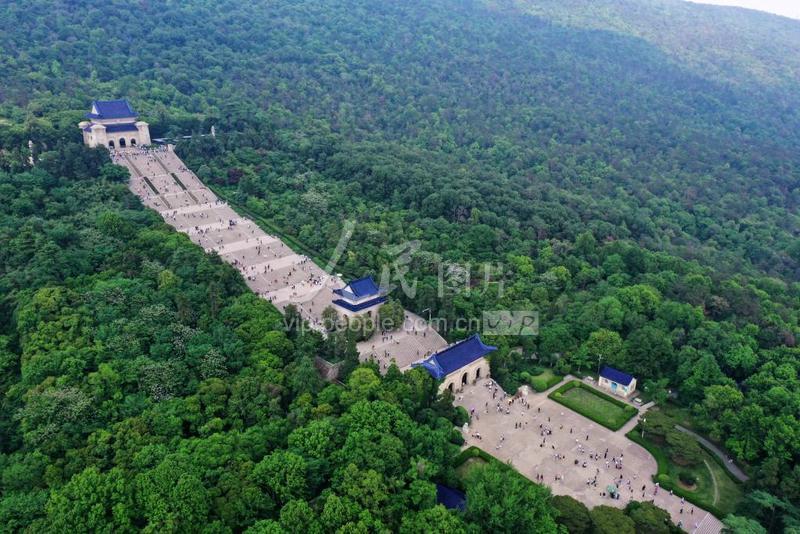 江苏南京:航拍中山陵景区 游人如织秩序井然