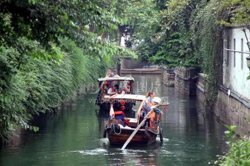 江苏苏州乘手摇小木船游平江路水巷