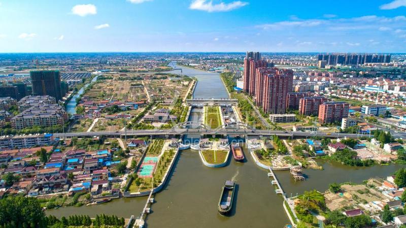 江苏海安：连申线船舶有序通过海安船闸-人民图片网