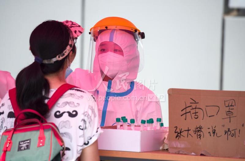 北京：防控疫情核酸检测排查 做到应检尽检-人民图片网
