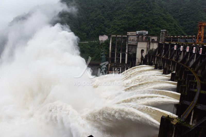 湖南凤滩水库今年全部13孔闸门开启泄洪