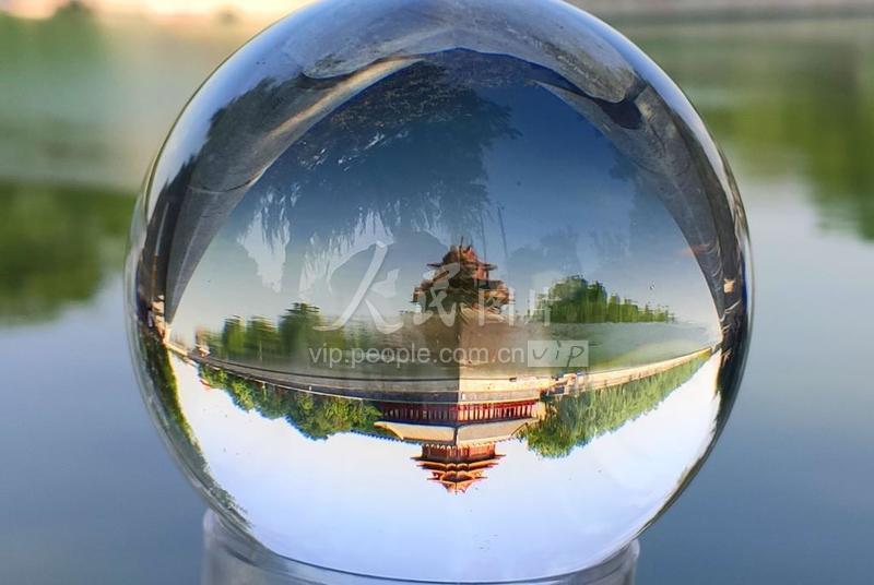 北京:水晶球中的故宫角楼