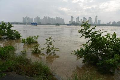 安徽六安:淠河橡胶坝降坝泄洪 迎战洪峰