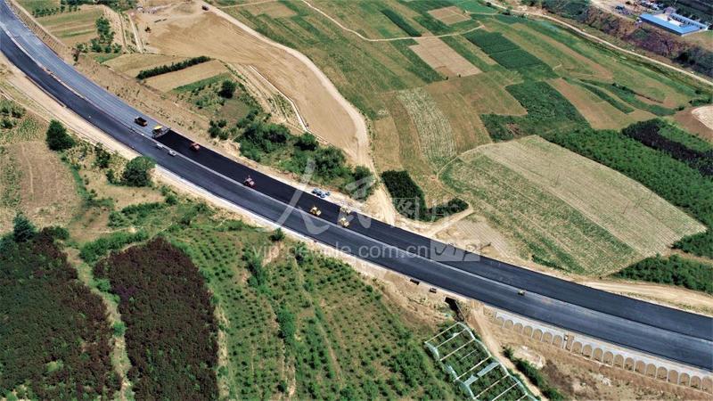 陕西榆林绥延高速公路沥青路面摊铺忙