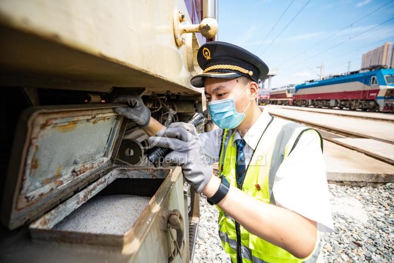 西安:铁路职工迎战酷暑备好客运机车保安全