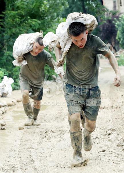 合肥:子弟兵 保大堤